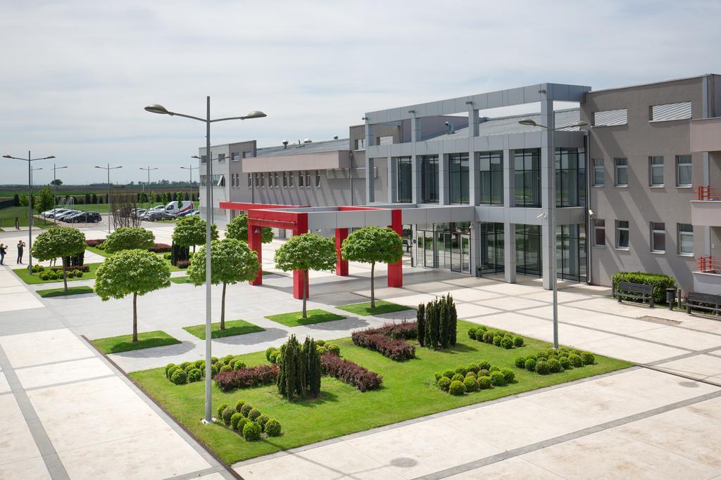 Hotel Srbija Lux Stara Pazova Exterior foto